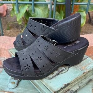 White Mountain Charcoal Cut-Out Wedges